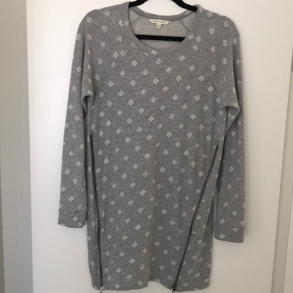 Obey Propaganda gray long sleeve with side…